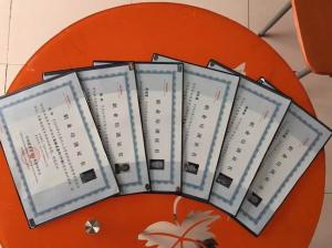 美容師學員畢業(yè)后頒發(fā)證書